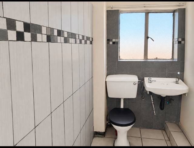 2 BEDROOM FLAT FOR SALE IN THREE RIVERS